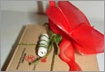 Bomboniera equo solidale con oggetto EMERGENCY, confezione semplice con fiore Araliya Big portaconfetti rosso