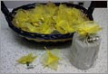 Bomboniera equo solidale NOZZE d'ORO: oggetto nel sacchetto di tulle confezionato con Araliya Big portaconfetti giallo